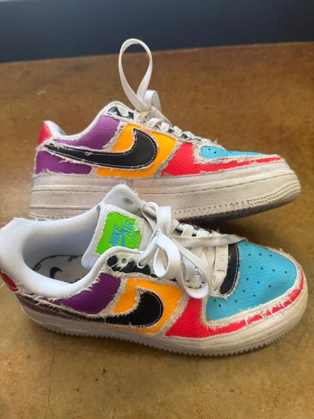 Nike "Tear Away" sneakers, such as the Air Force 1
'Reveal', - Picture 2 of 4